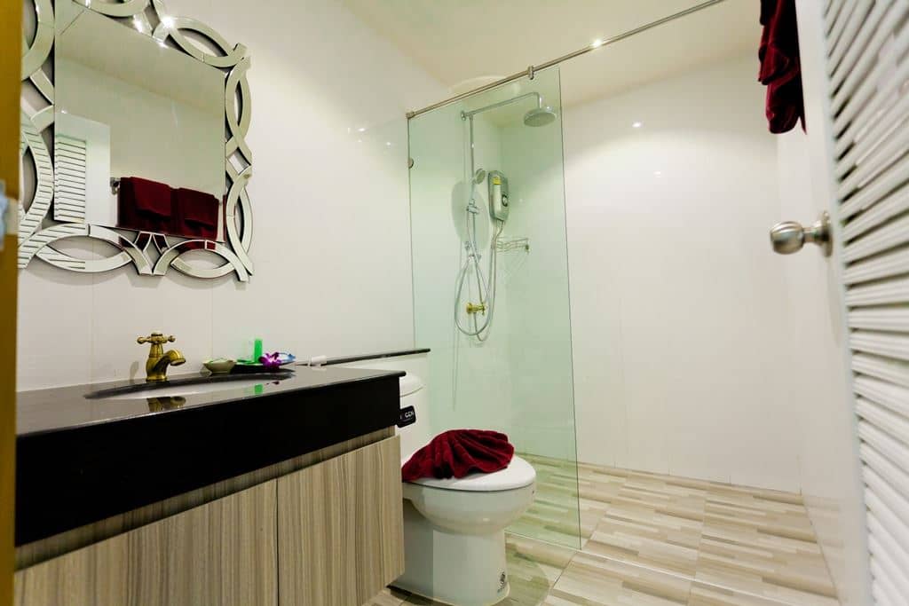 rooms-deluxe-room-with-partial-sea-view-balcony