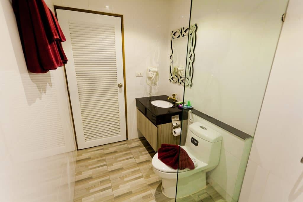 rooms-deluxe-room-with-partial-sea-view-balcony