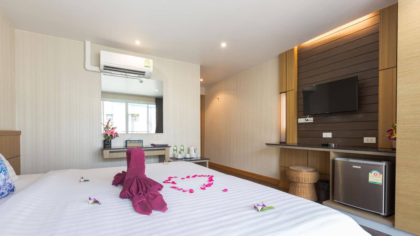rooms-deluxe-room-with-partial-sea-view-balcony