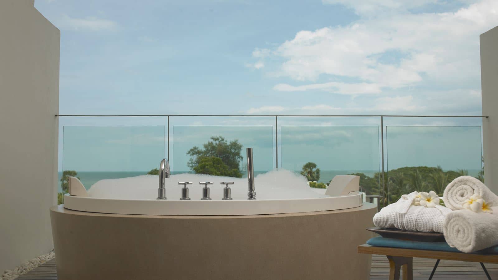 rooms-premium-deluxe-with-plunge-bath