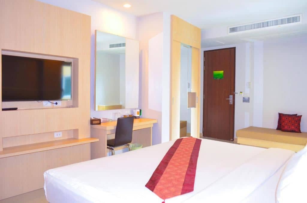 rooms-deluxe-pool-view