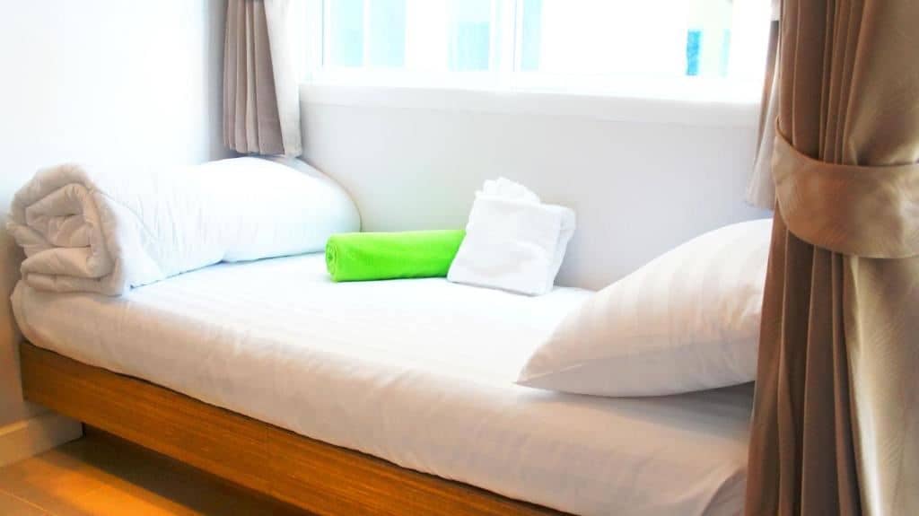 rooms-deluxe-pool-view