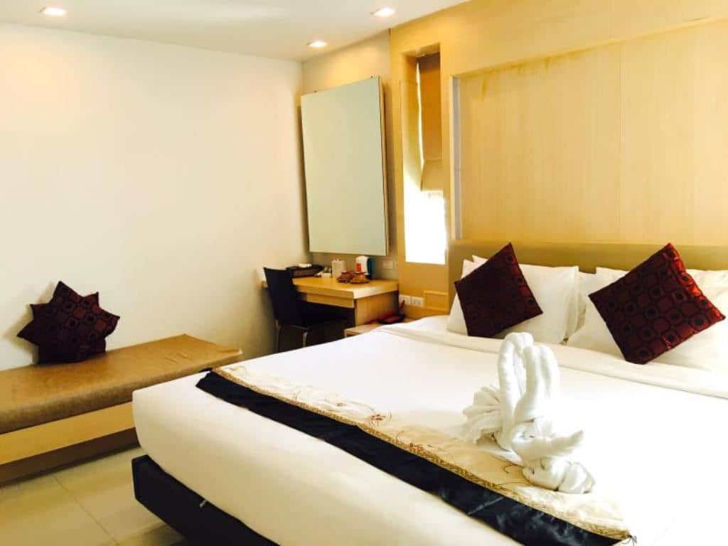 rooms-deluxe-pool-view