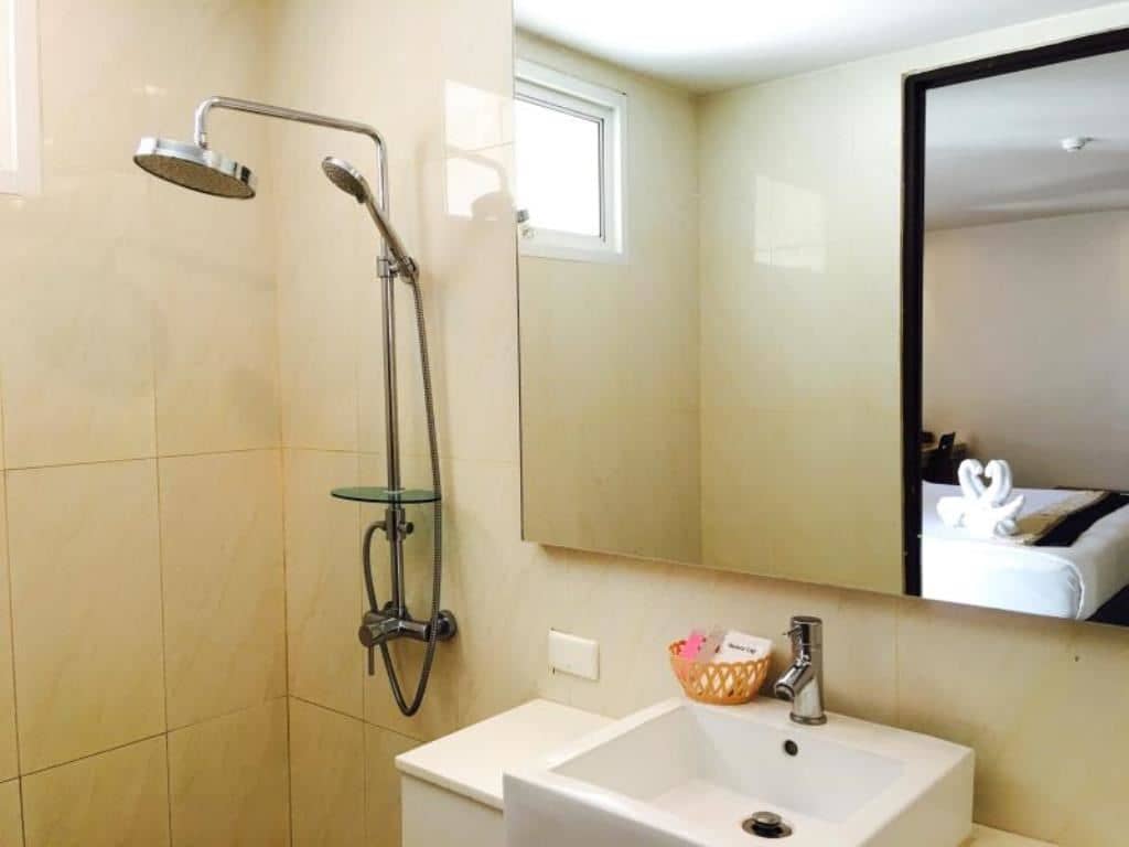 rooms-deluxe-pool-view
