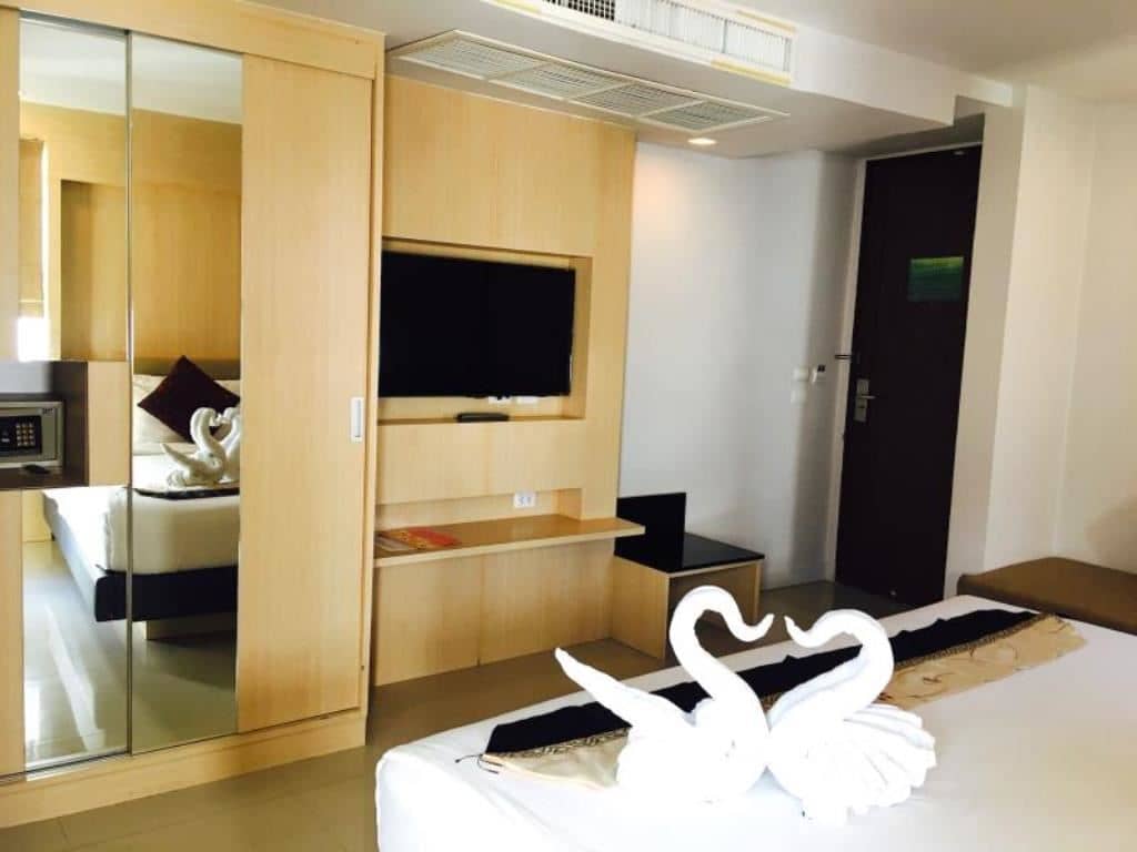 rooms-deluxe-pool-view