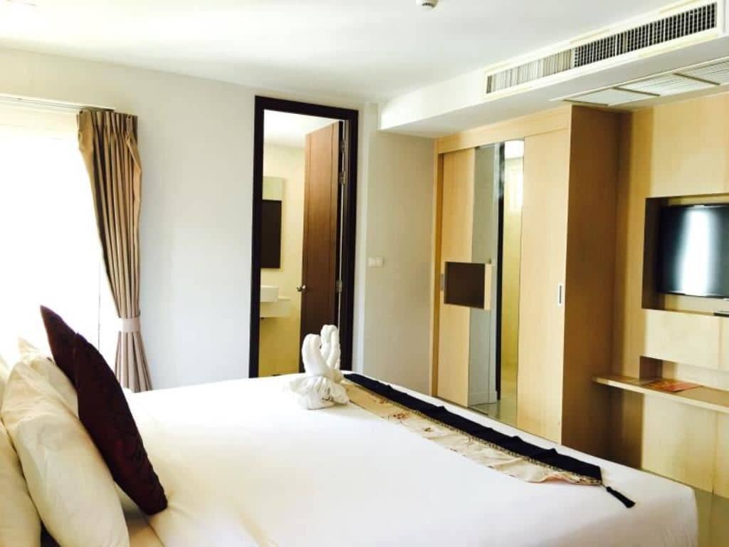 rooms-deluxe-pool-view