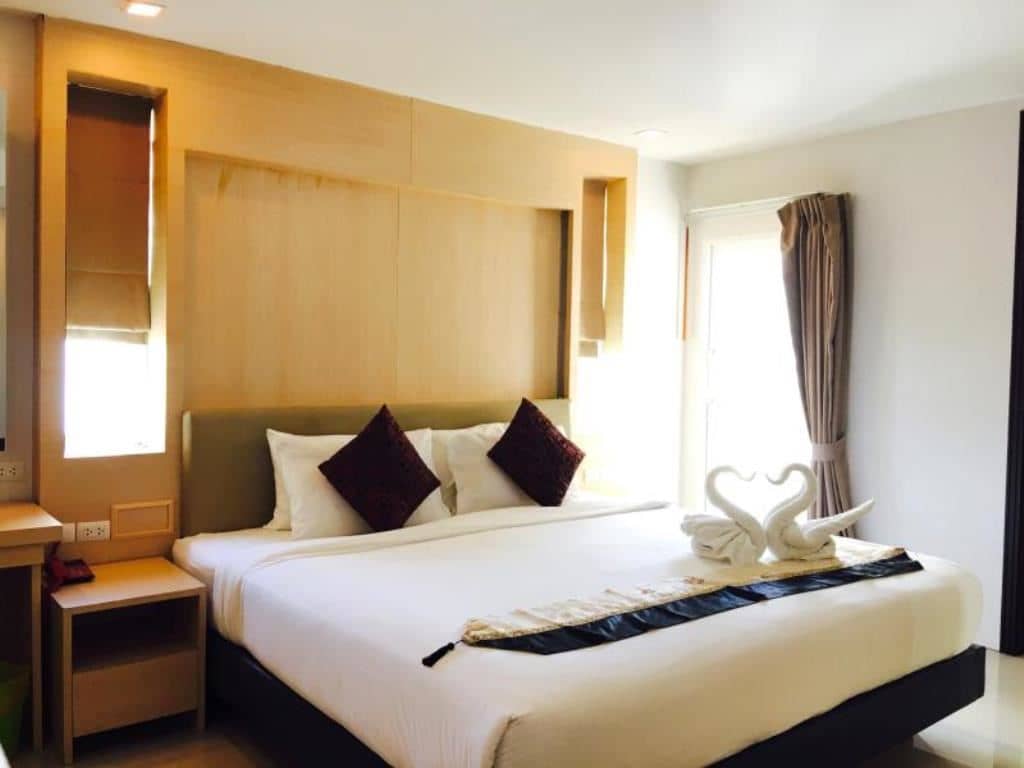 rooms-deluxe-pool-view