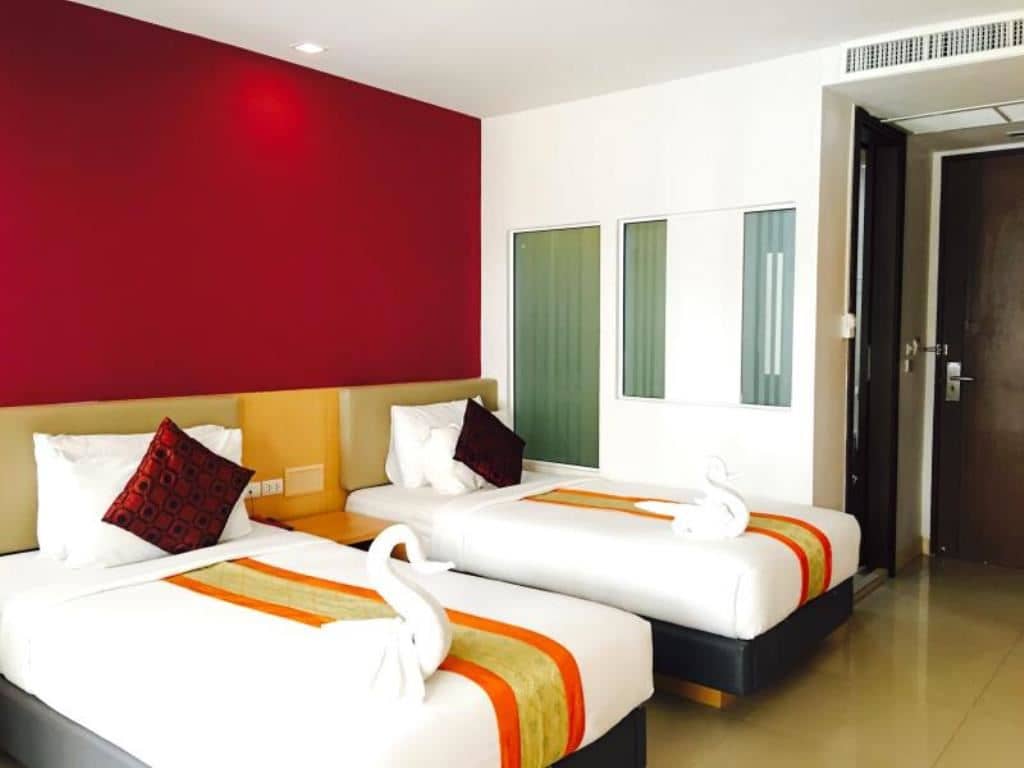 rooms-pool-access-king
