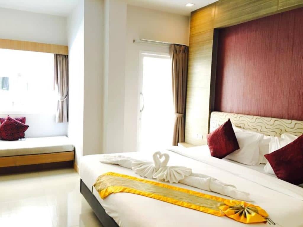 rooms-pool-access-king