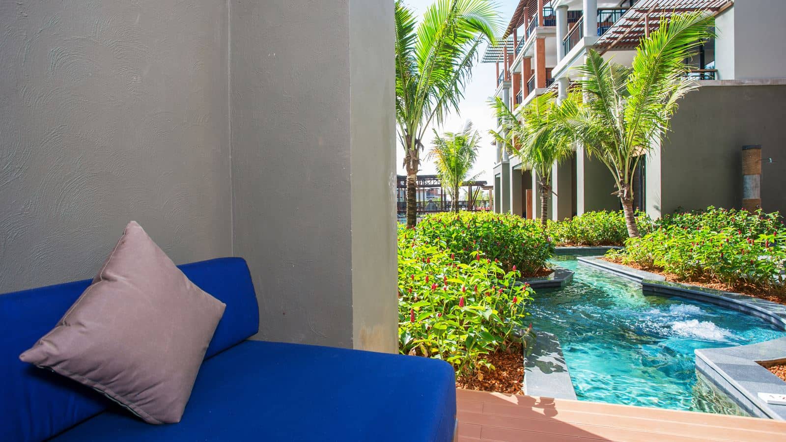 rooms-deluxe-suite-pool-access-jacuzzi