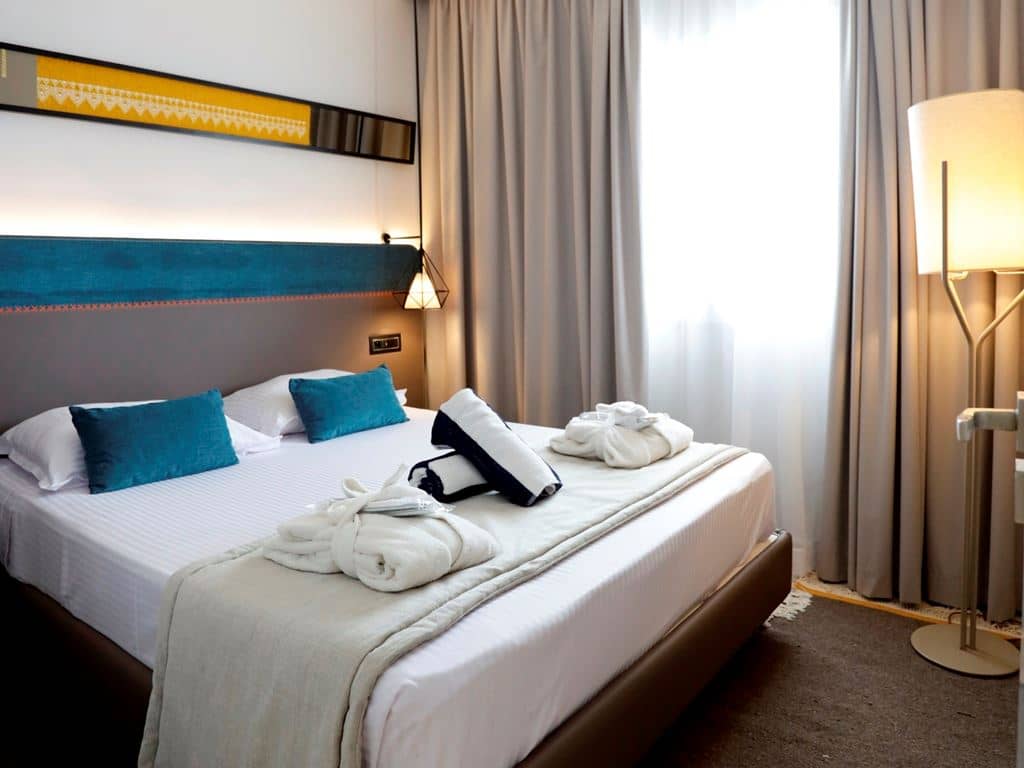 rooms-suite-pool-view