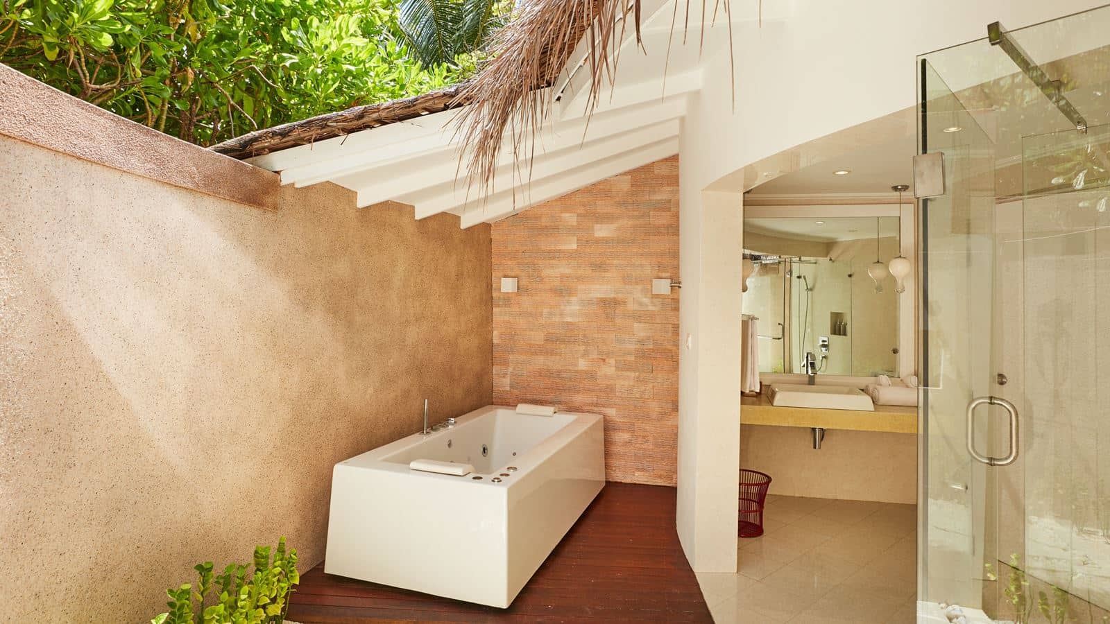 rooms-jacuzzi-deluxe-beach-villa