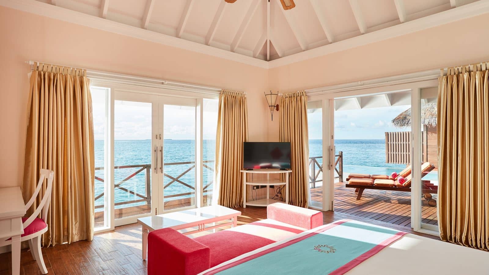 rooms-grand-water-villa-with-pool