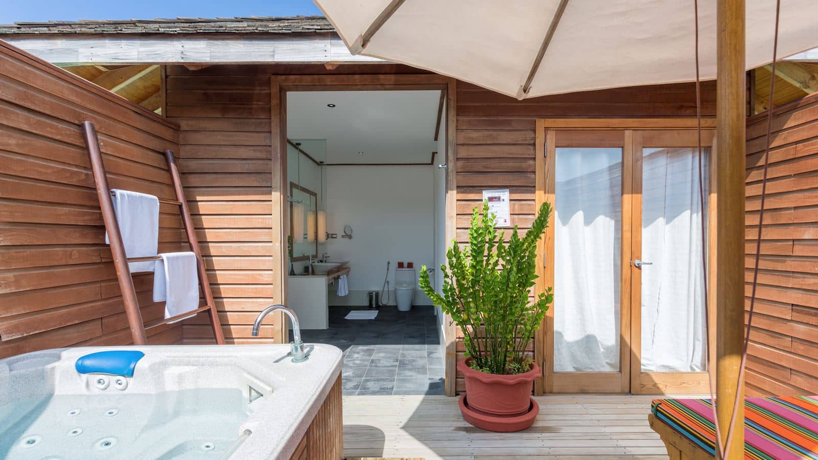 rooms-jacuzzi-water-villa