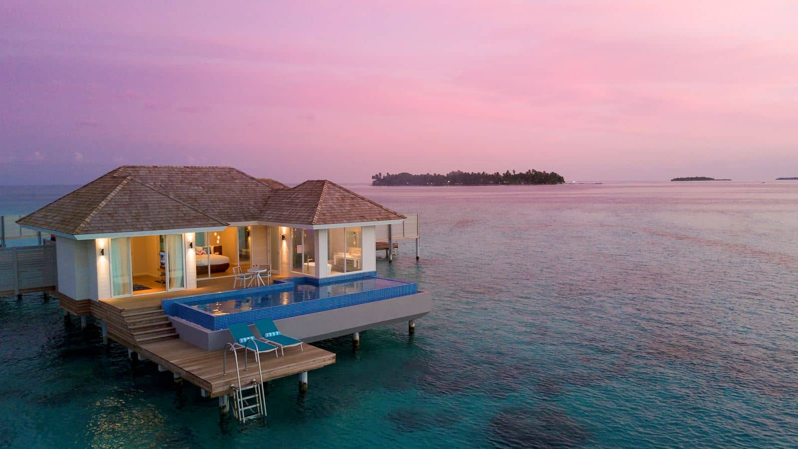rooms-sunset-aqua-pool-suite