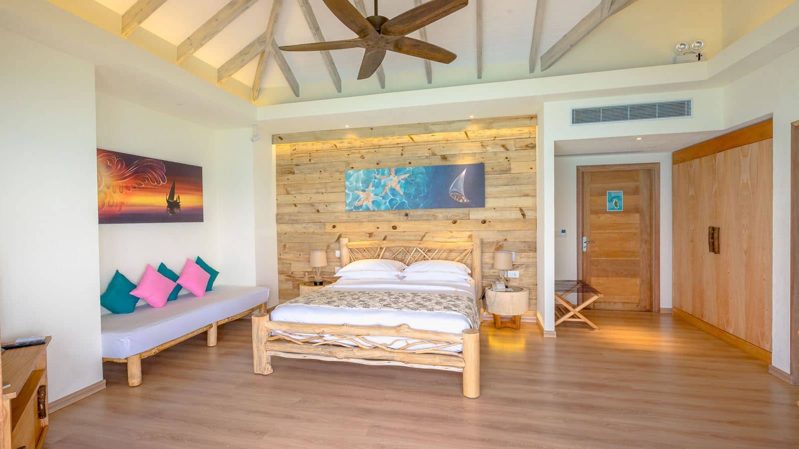 rooms-aqua-suite-with-slide
