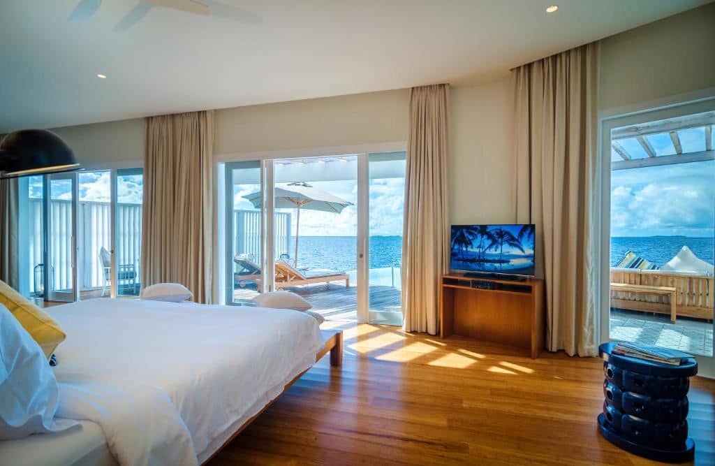 rooms-reef-water-pool-villa