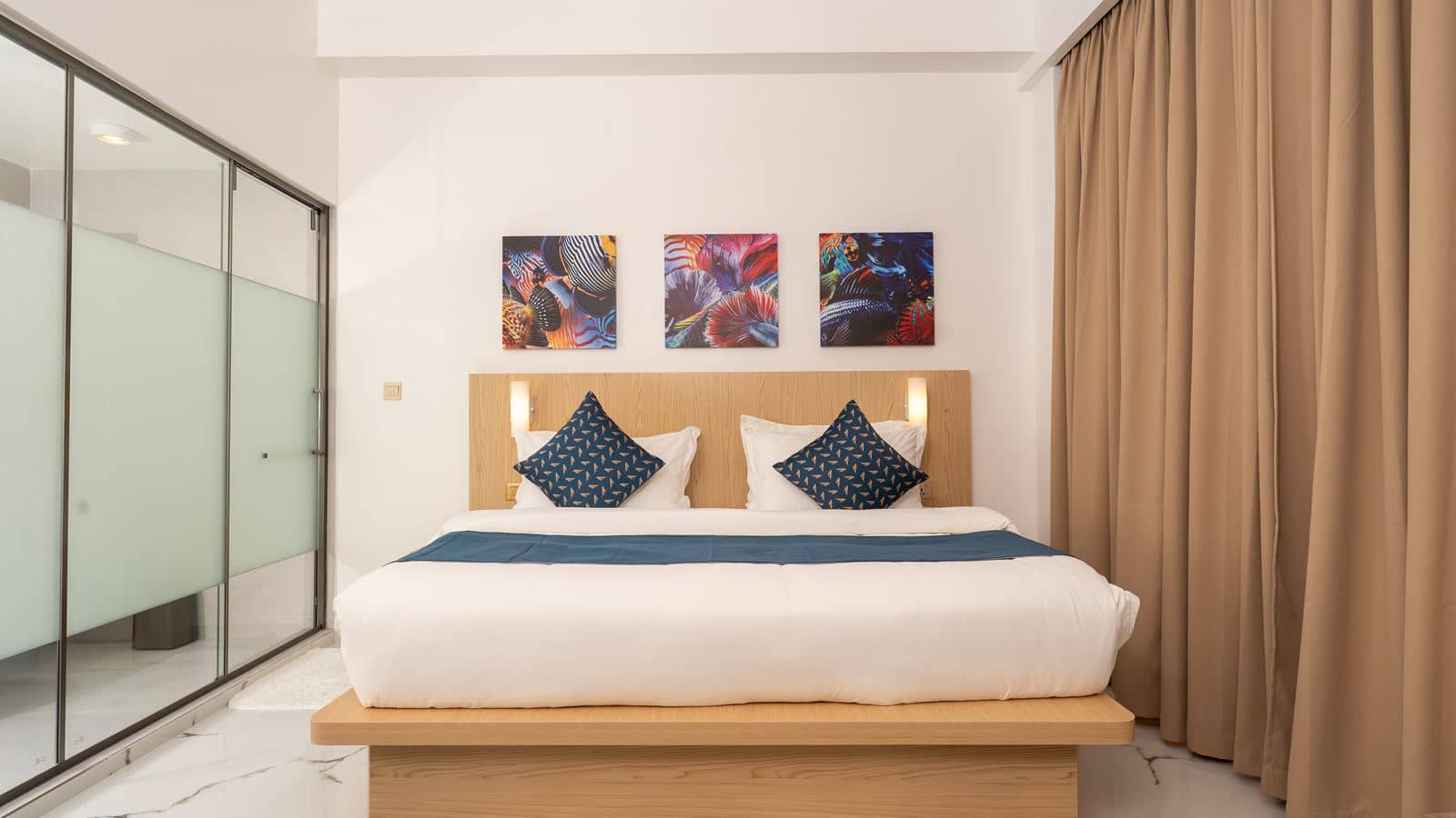 rooms-junior-seaview-suite-with-mini-balcony