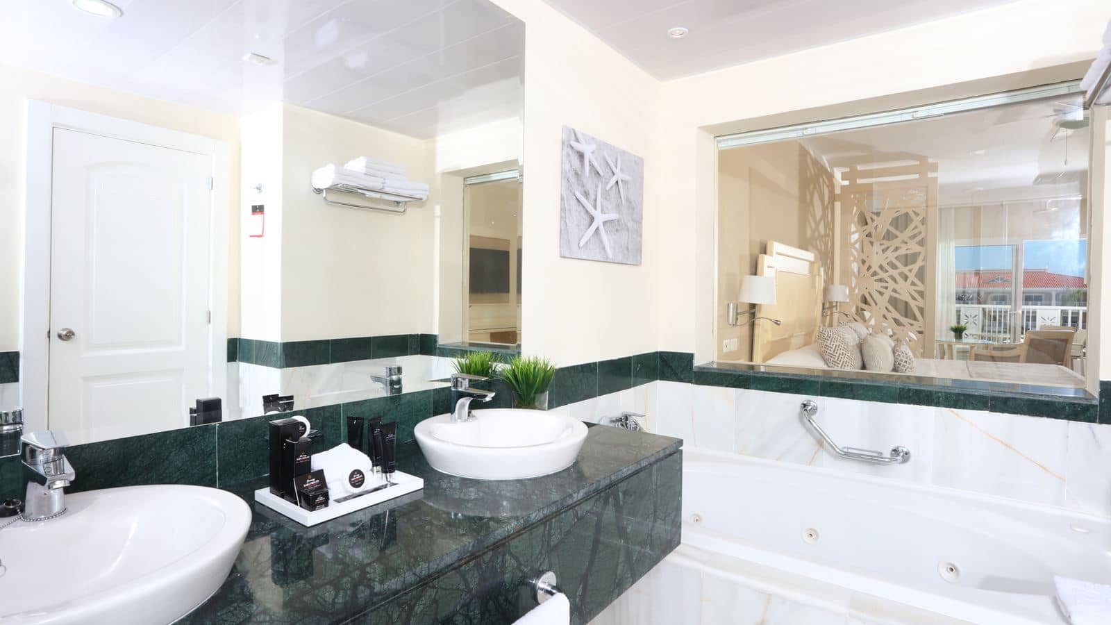 rooms-junior-suite-deluxe-castle-front