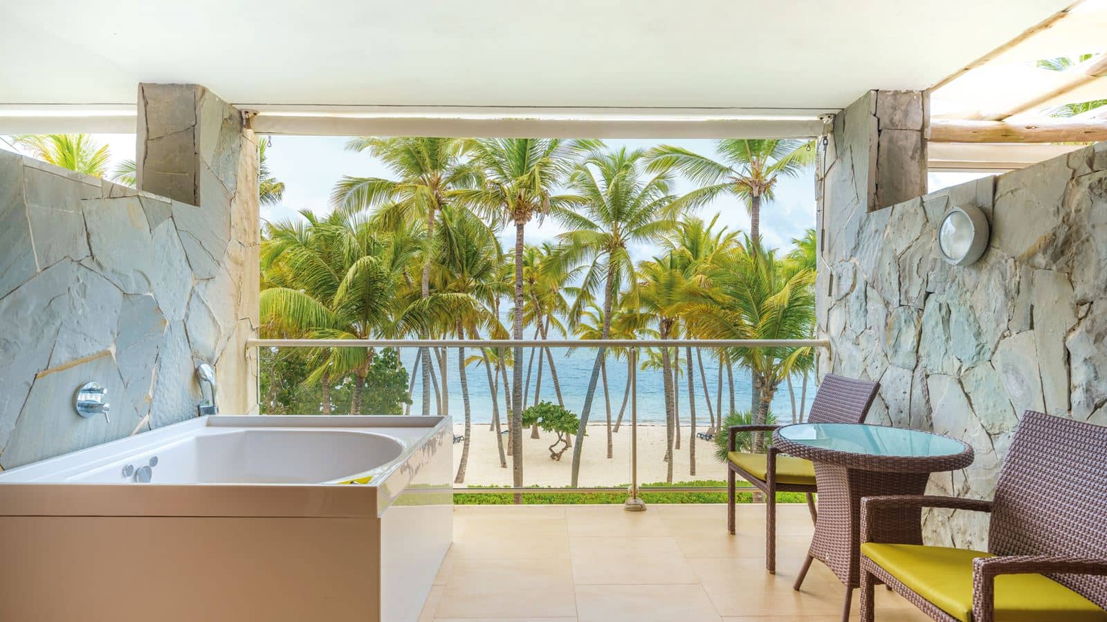 rooms-junior-suite-ocean-front-premium-level