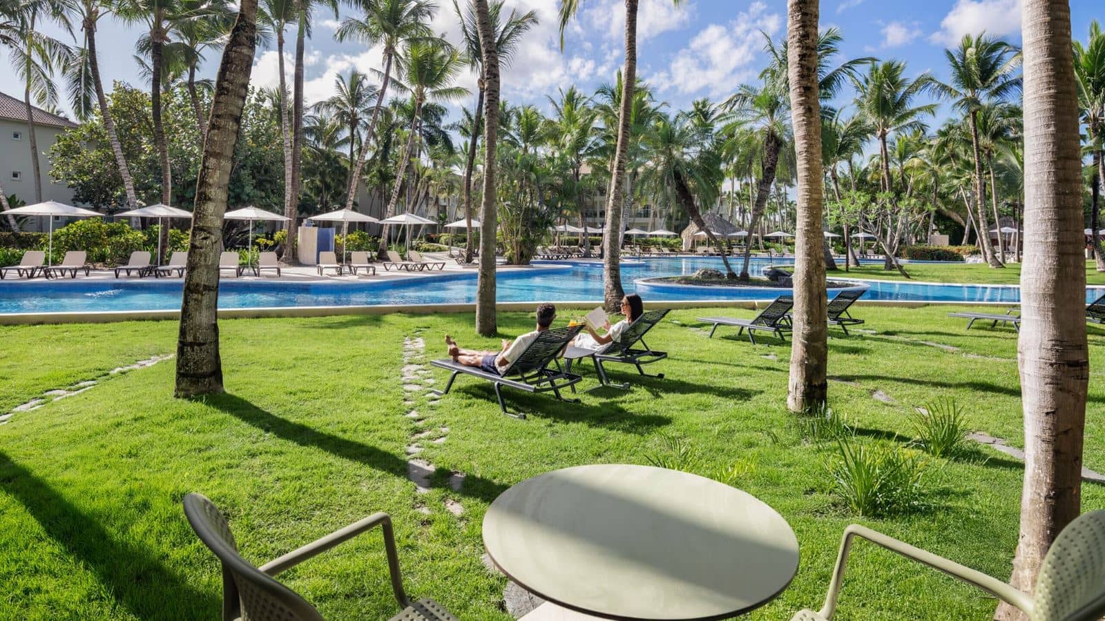 rooms-standard-pool-walk-out-1-king-bed-tropical-view