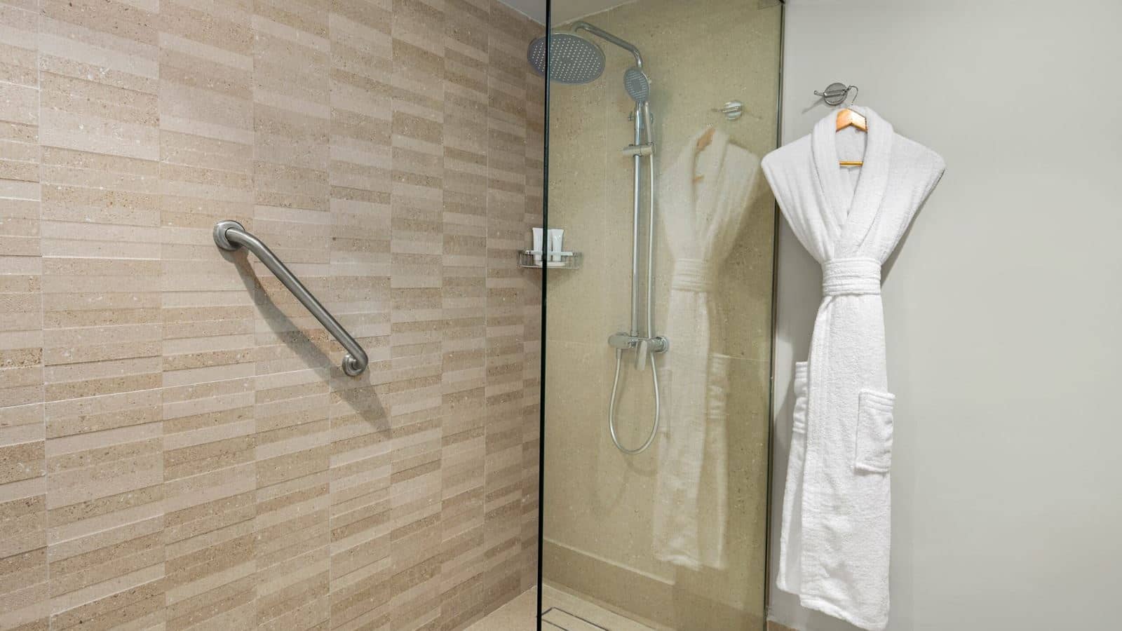 rooms-club-junior-suite-double-beds-tropical-view