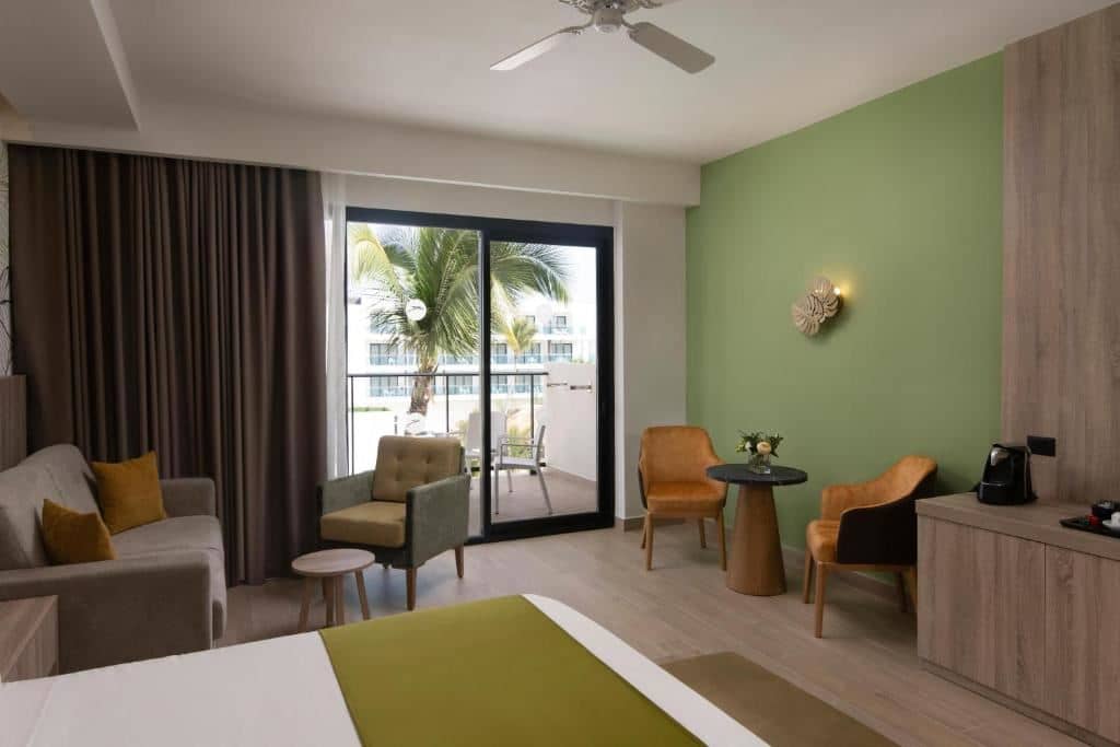 rooms-junior-suite-pool-view