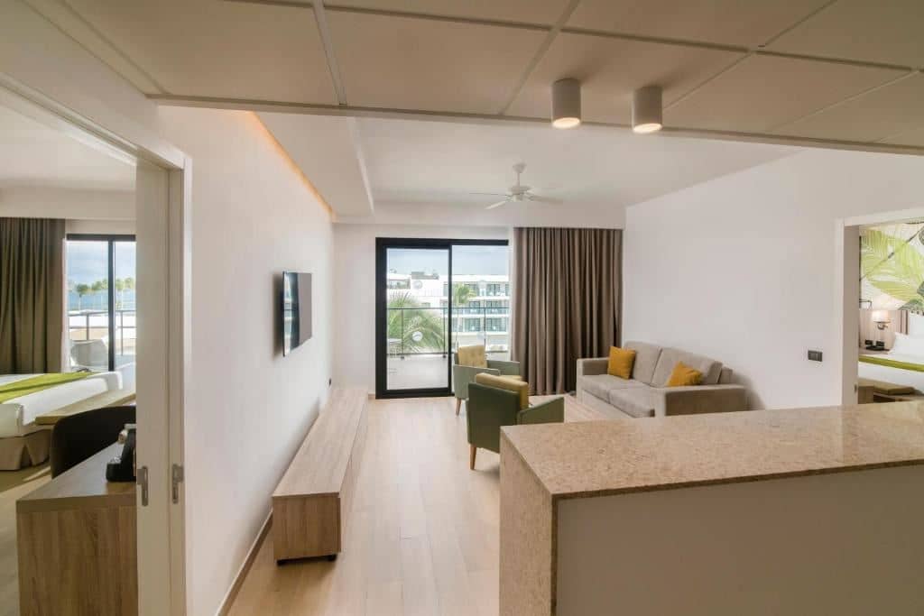 rooms-master-suite-with-elite-service