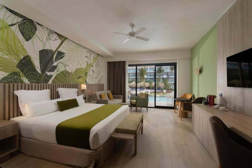 rooms-junior-suite-swim-out-pool-view