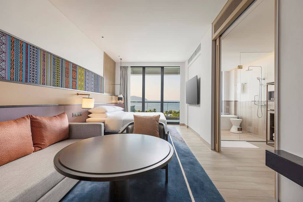 rooms-king-bed-ocean-view-club-access