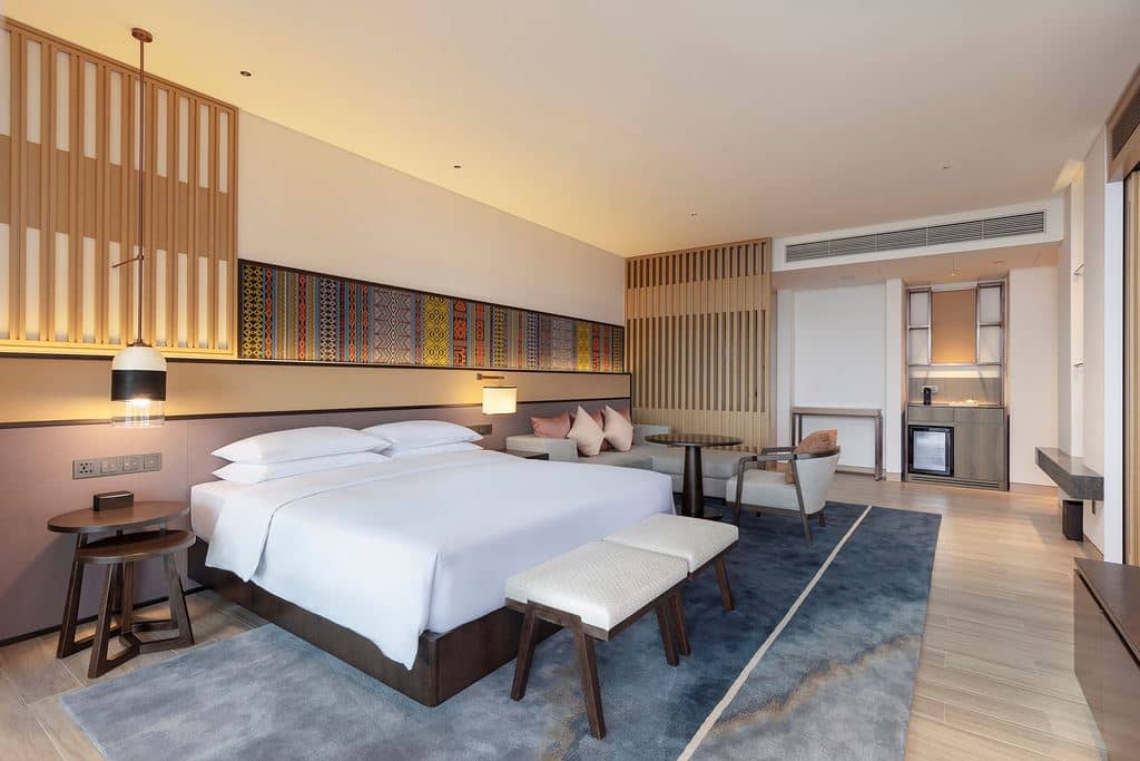 rooms-king-bed-ocean-view-club-access