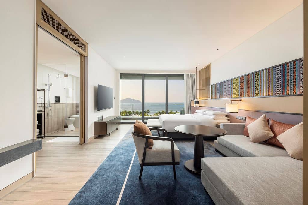 rooms-king-bed-ocean-view-club-access