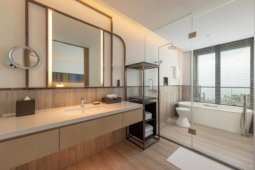 rooms-king-bed-ocean-view-club-access