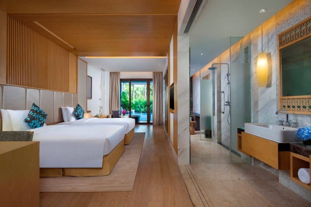 rooms-lagoon-pool-room