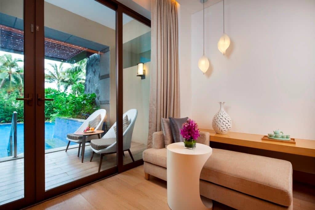 rooms-lagoon-pool-room