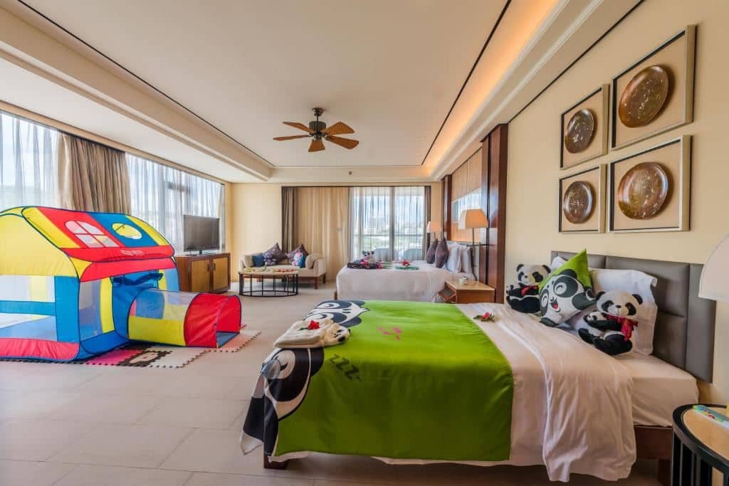 rooms-crowne-plaza-family-room