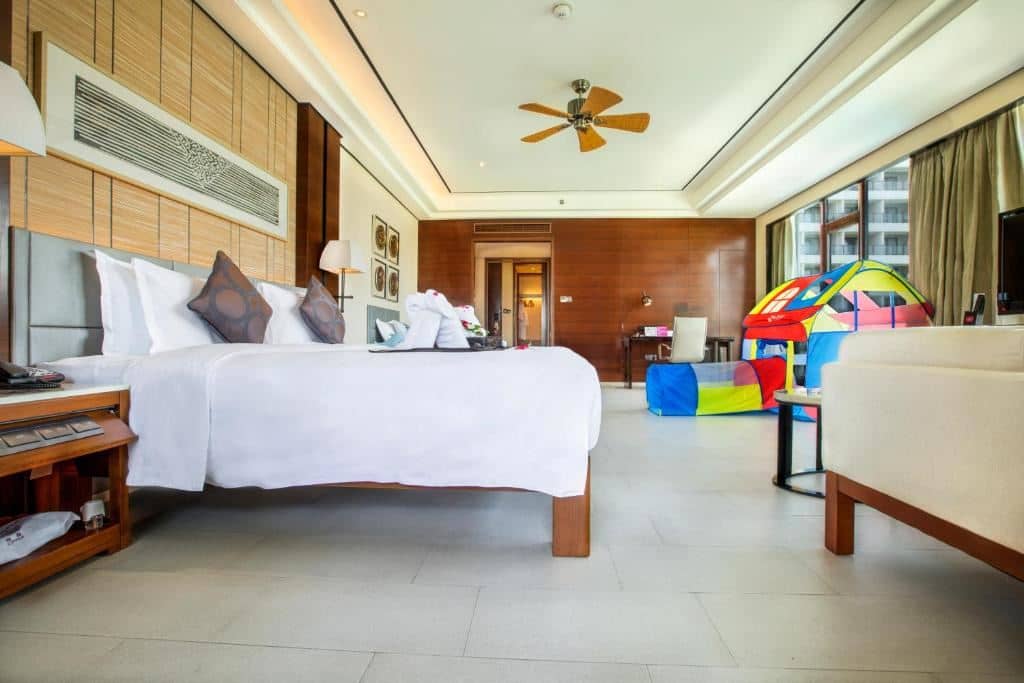 rooms-crowne-plaza-family-room