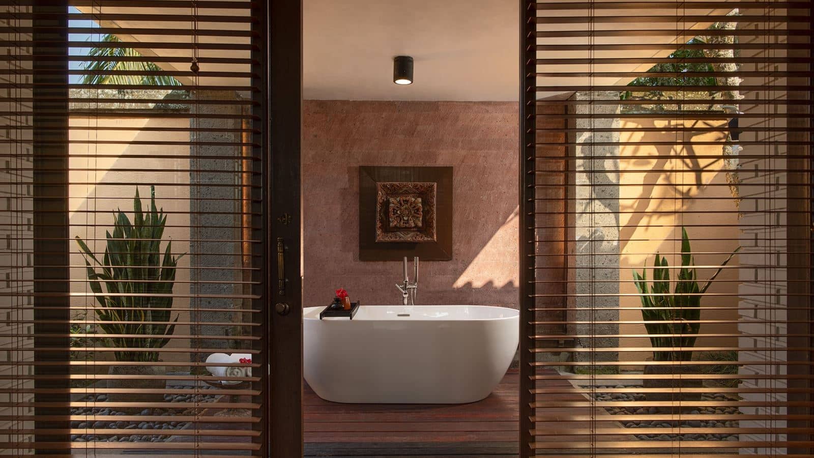 rooms-one-bedroom-club-pool-villa