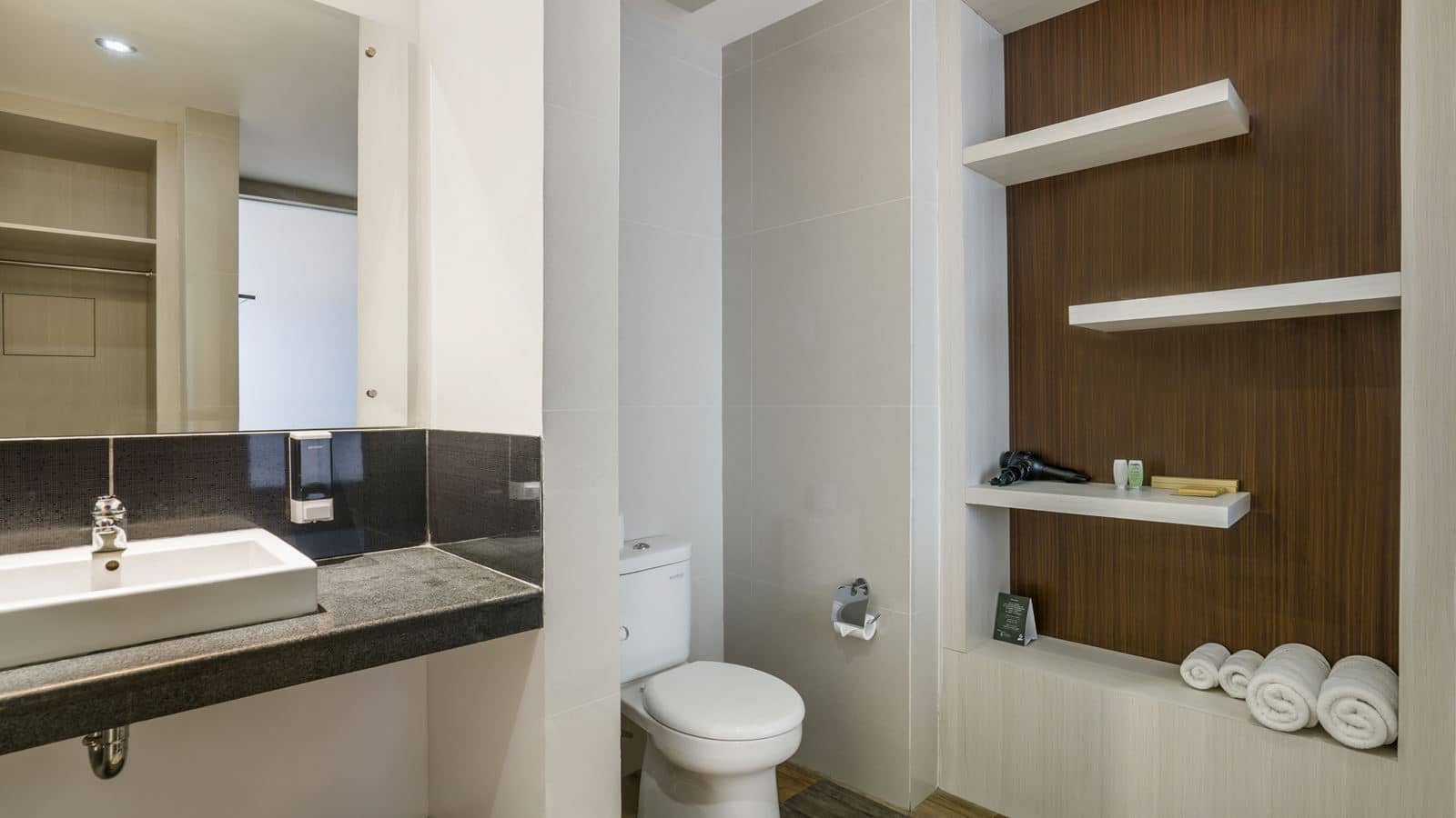rooms-deluxe-pool-view