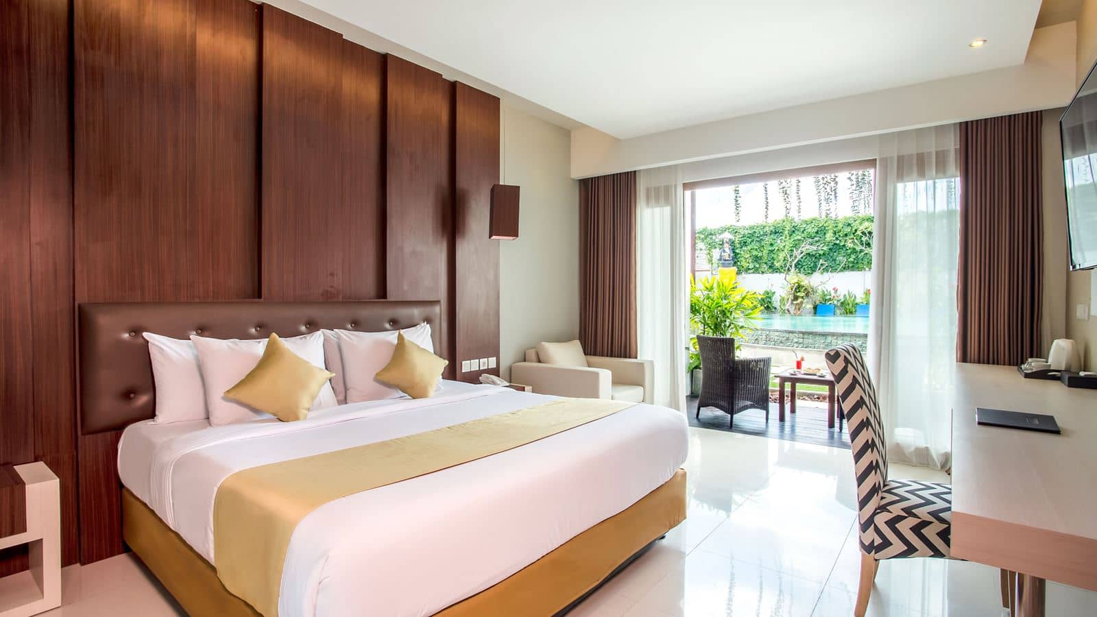 rooms-deluxe-pool-acces