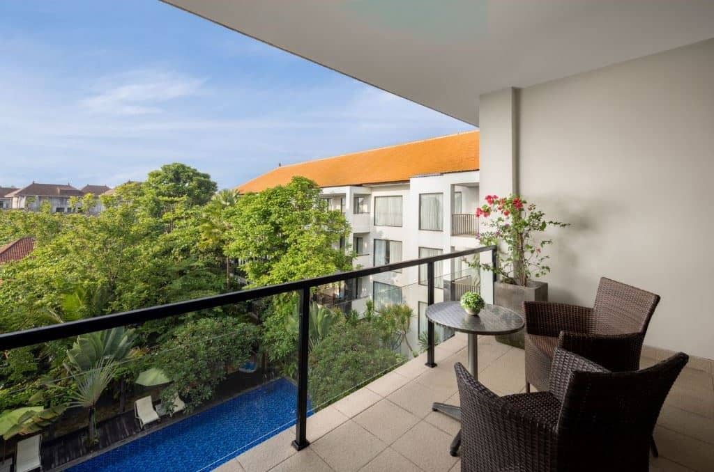 rooms-junior-suite-bacony-with-pool-view