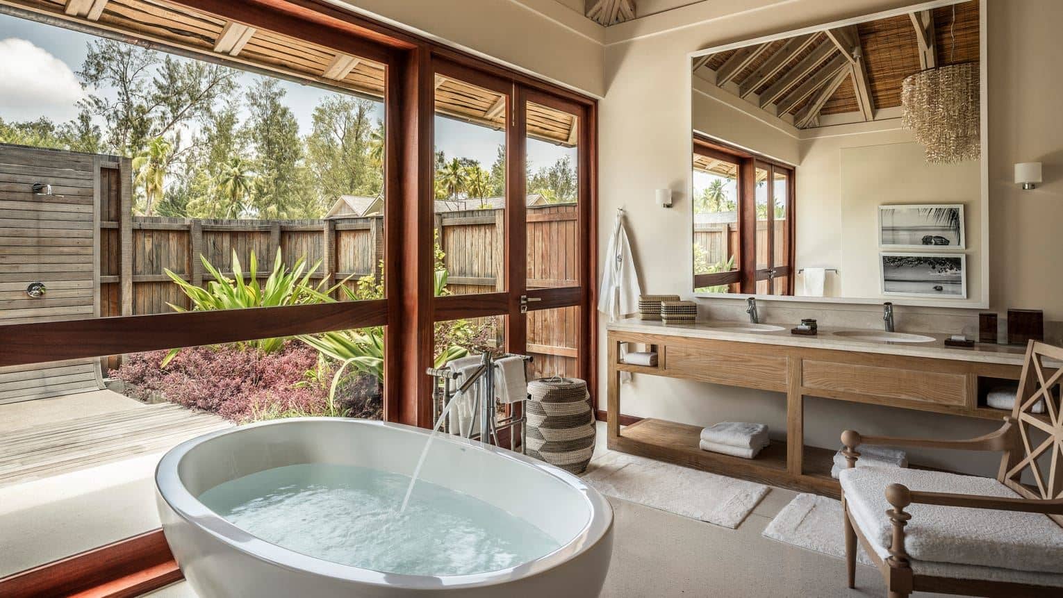 rooms-beach-pool-villa