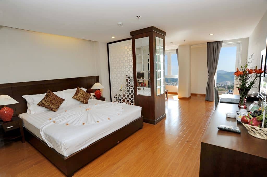 rooms-premier-city-view-with-balcony