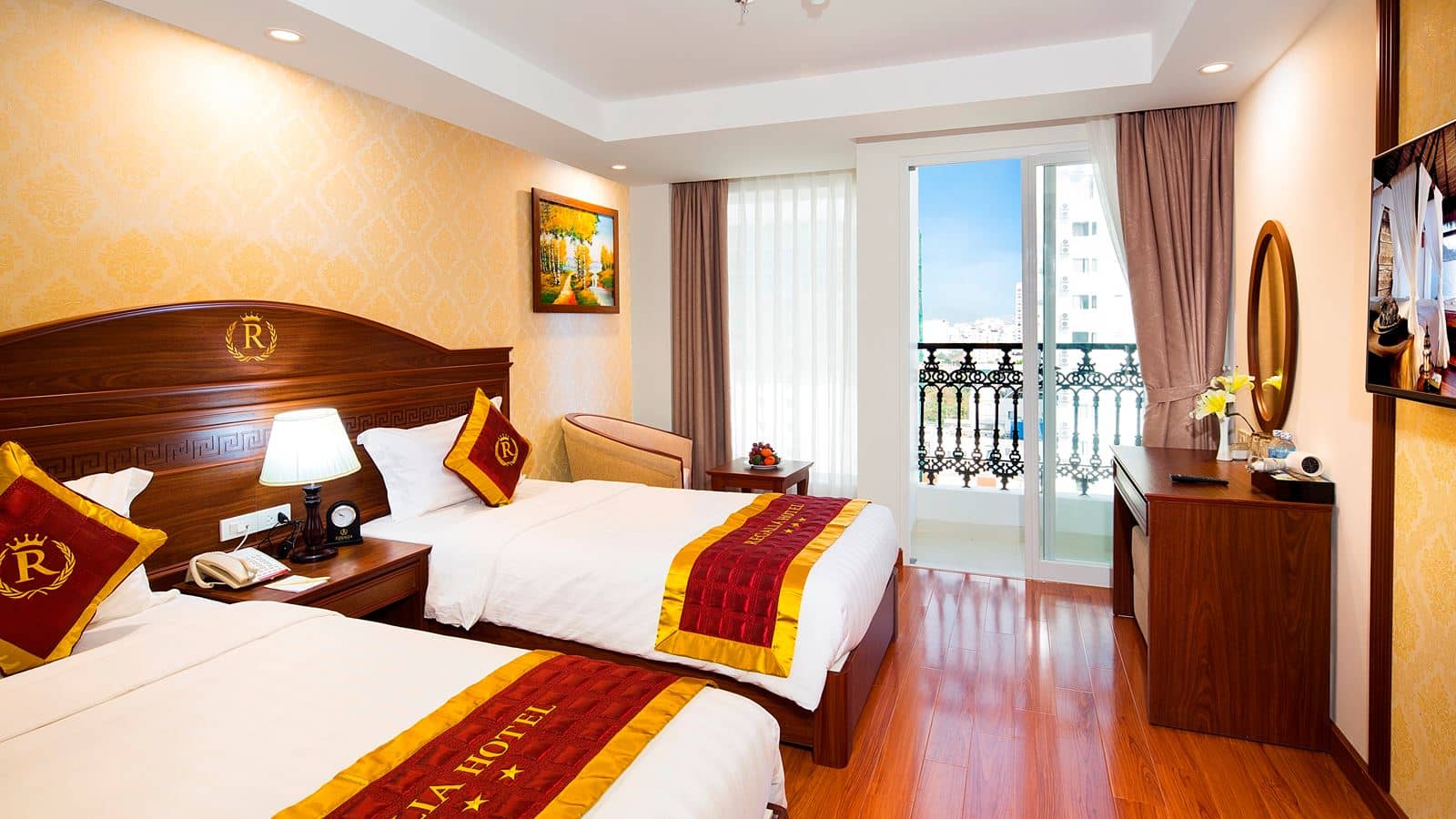 rooms-room-deluxe-city-view-with-balcony