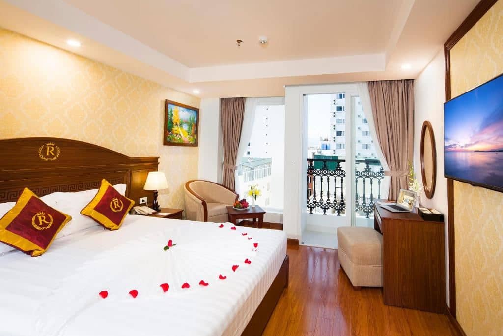 rooms-room-deluxe-city-view-with-balcony