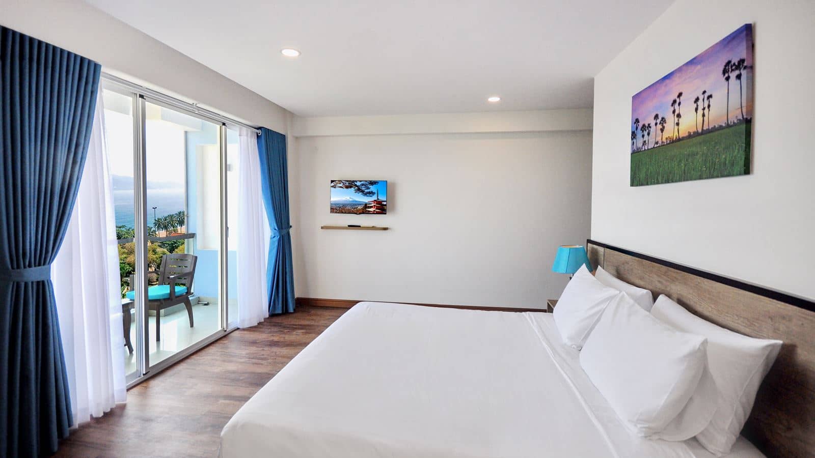 rooms-deluxe-sea-view-with-balcony