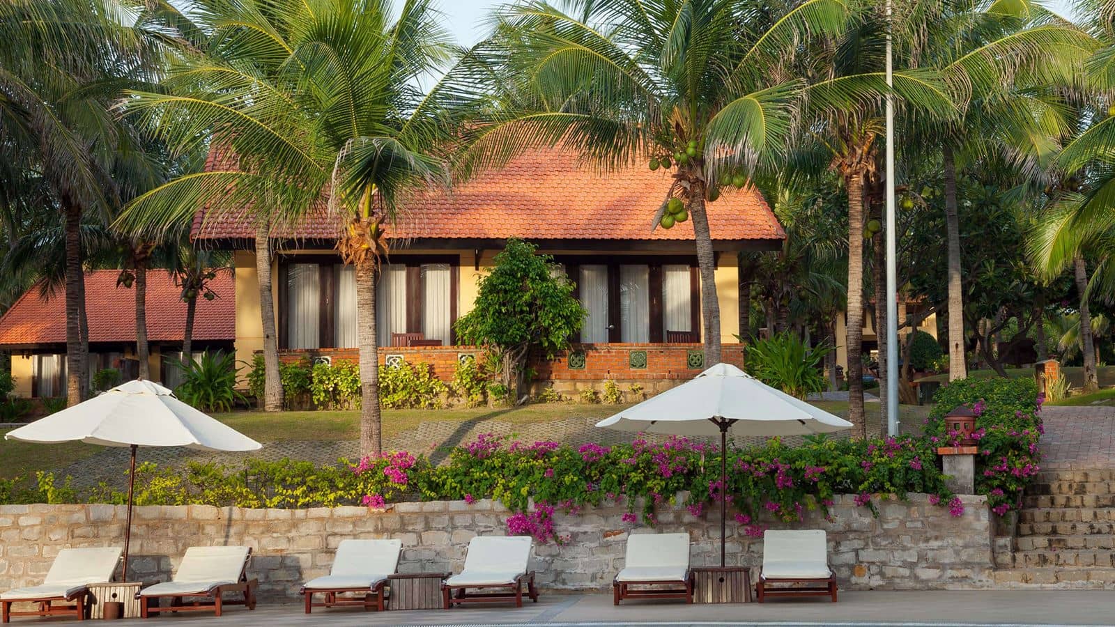 rooms-bungalow-gardenpool-view