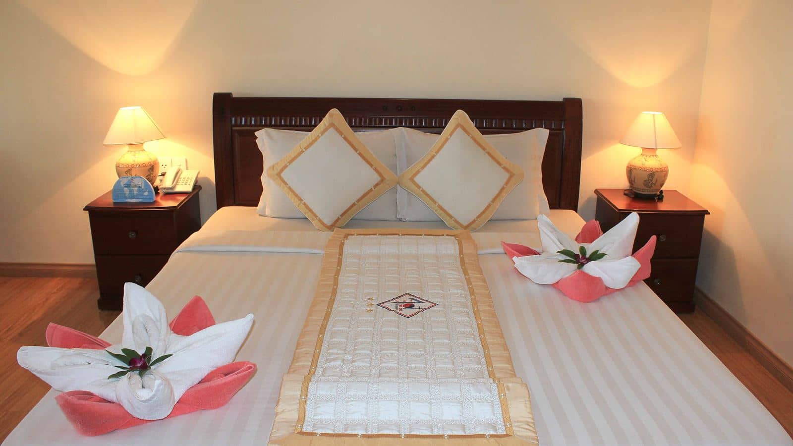 rooms-room-deluxe-pool-view-at-hill-side-with-balcony
