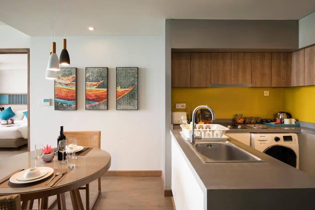 rooms-1-bedroom-deluxe-city-and-partial-ocean-view