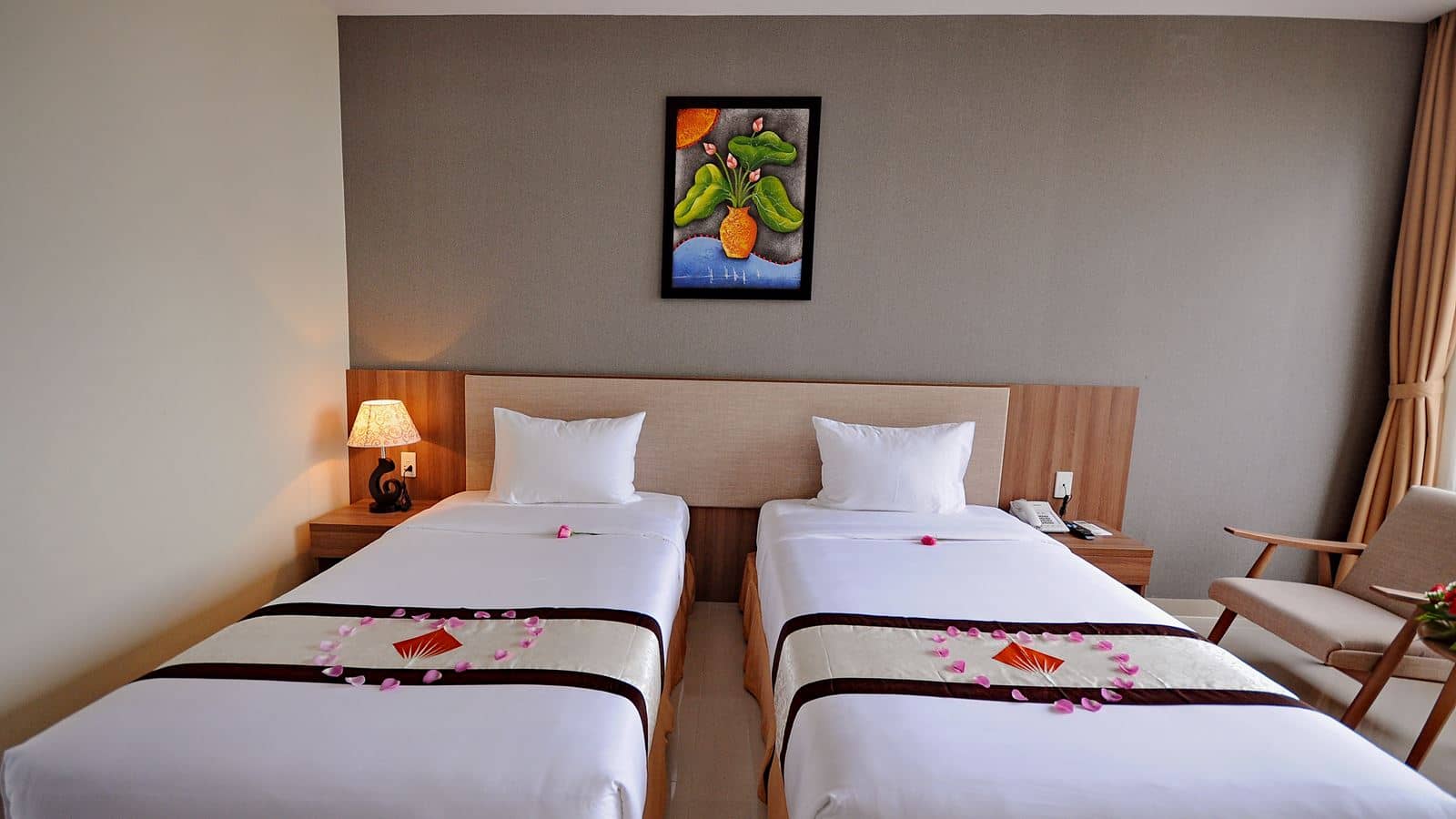 rooms-senior-room-with-balcony
